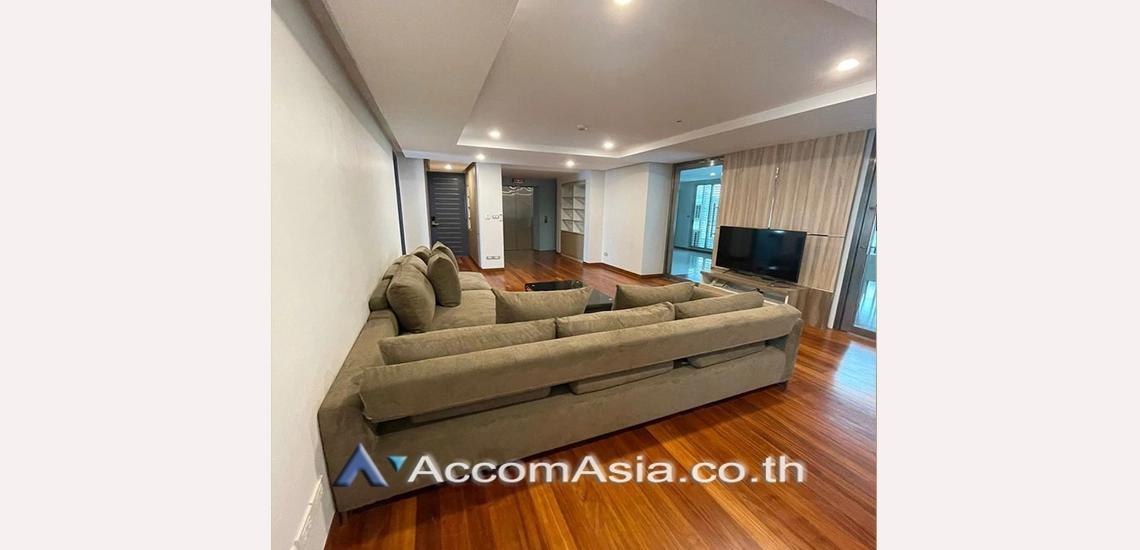 unitSpacious apartment with city views and inviting layout (AA30703)