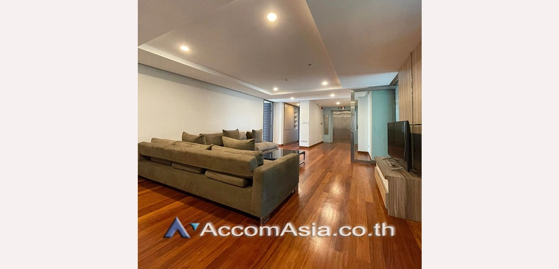unitSpacious apartment with city views and inviting layout (AA30703)
