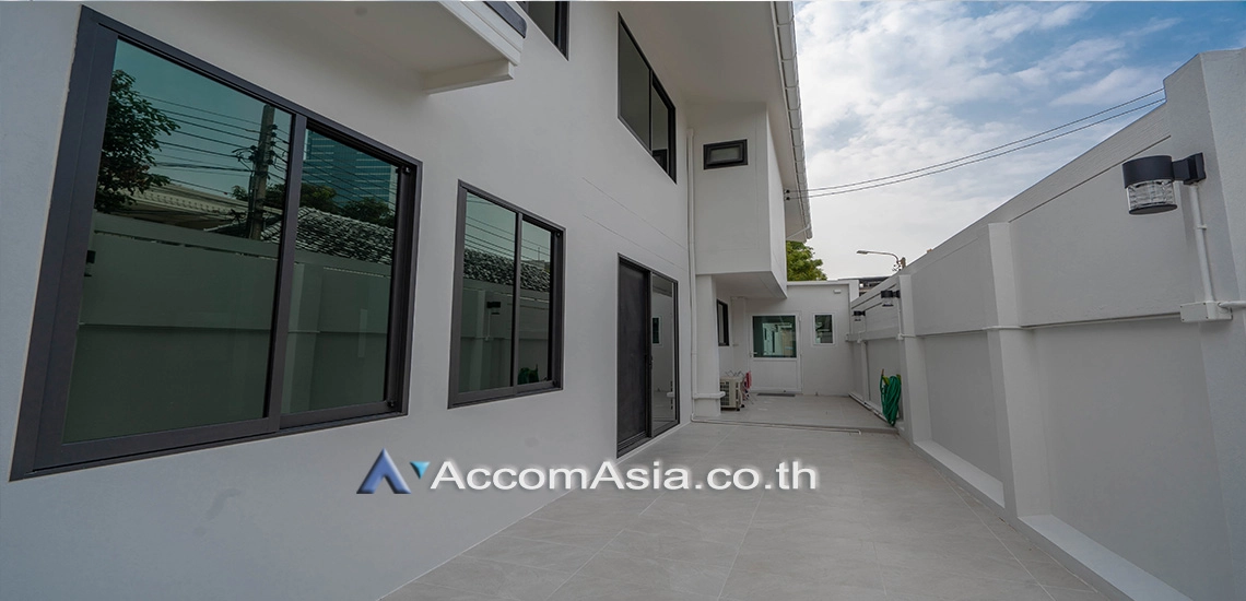  4 Bedrooms  House For Rent in Phaholyothin, Bangkok  near BTS Ari (AA30730)