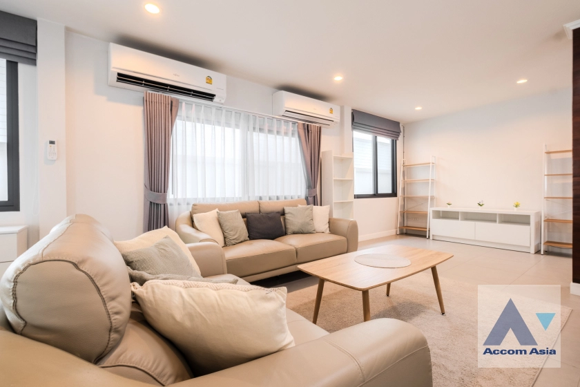 unit 4 Bedrooms  House For Rent in Phaholyothin, Bangkok  near BTS Ari (AA30730)