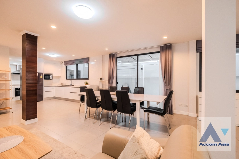 unit 4 Bedrooms  House For Rent in Phaholyothin, Bangkok  near BTS Ari (AA30730)