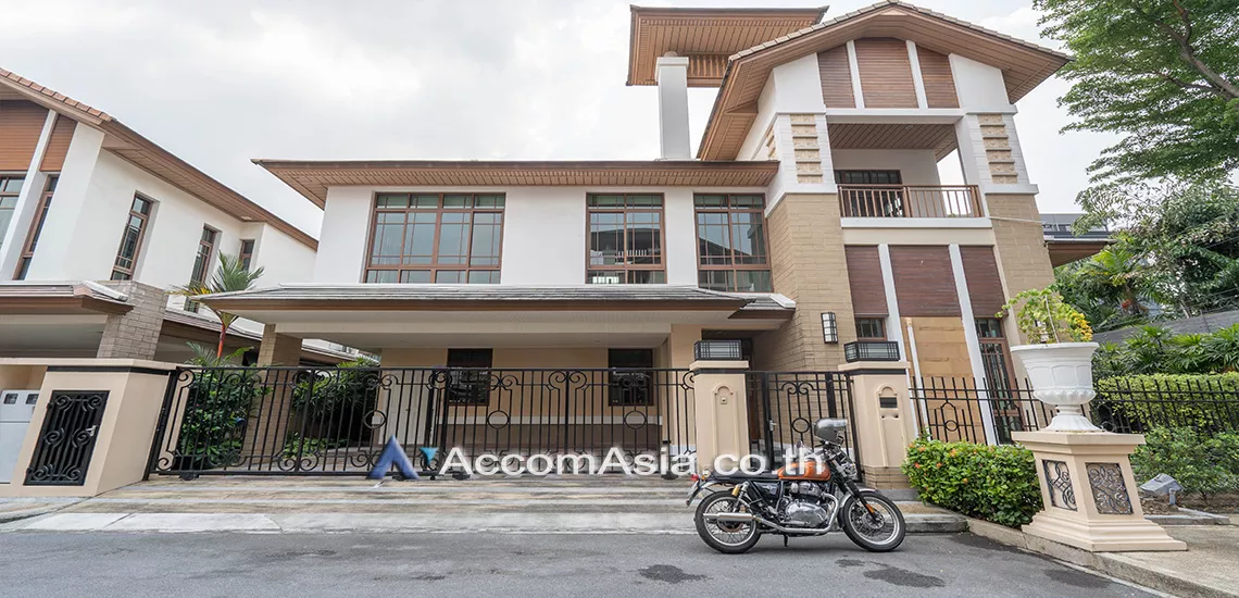  4 Bedrooms  House For Rent in Sukhumvit, Bangkok  near BTS Phra khanong (AA30734)