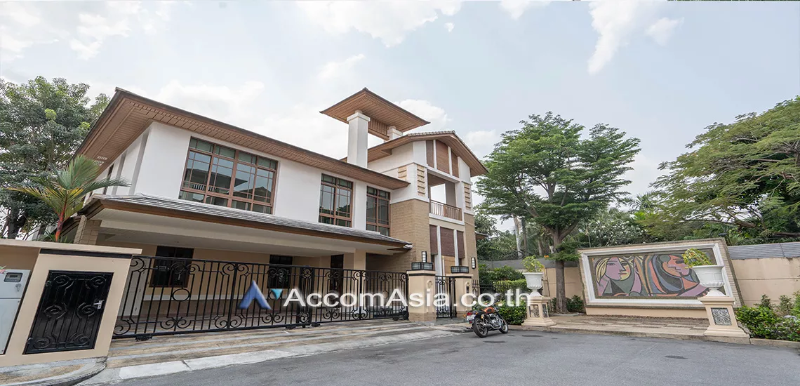 unit 4 Bedrooms  House For Rent in Sukhumvit, Bangkok  near BTS Phra khanong (AA30734)