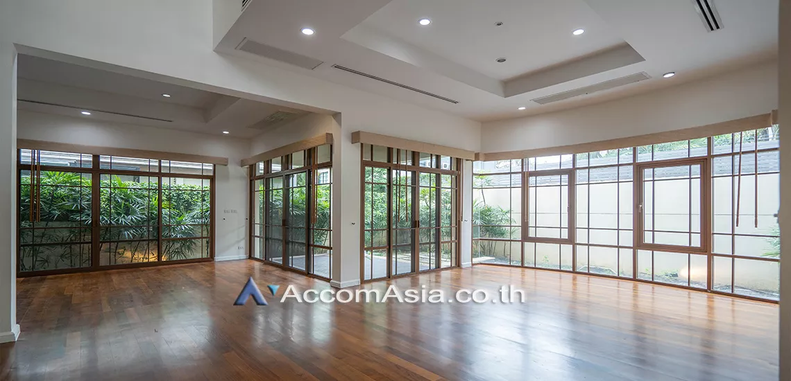 unit 4 Bedrooms  House For Rent in Sukhumvit, Bangkok  near BTS Phra khanong (AA30734)