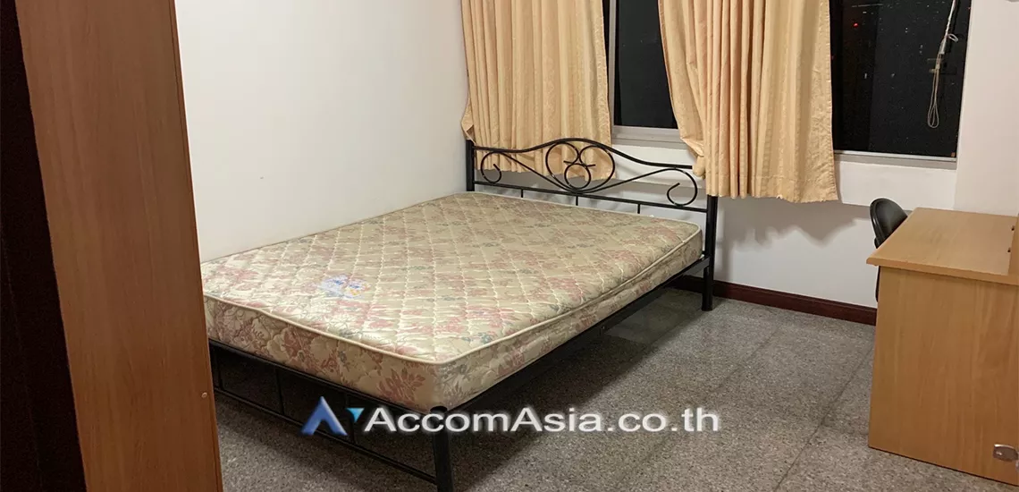  3 Bedrooms  Condominium For Sale in Sathorn, Bangkok  near BTS Chong Nonsi (AA30735)