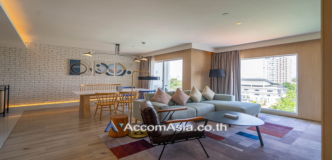 unitWarm-toned apartment with spacious layout in Sathorn (AA30745)