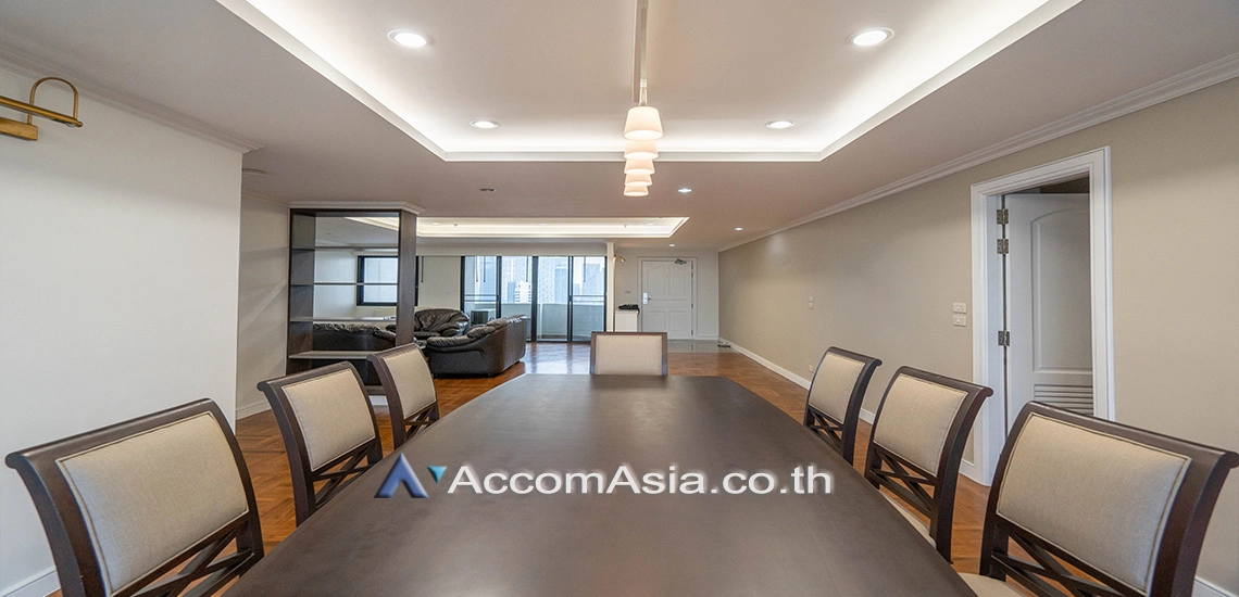 unitElegant apartment with warm tones and skyline views in Sukhumvit (AA30753)