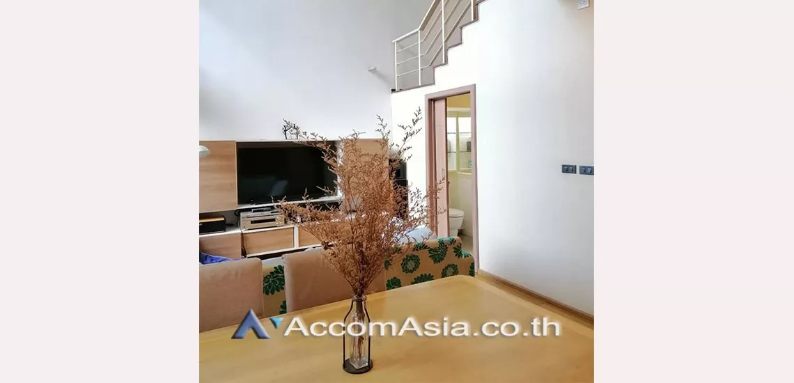 Duplex Condo |  2 Bedrooms  Condominium For Rent in Sukhumvit, Bangkok  near BTS Ekkamai (AA30756)