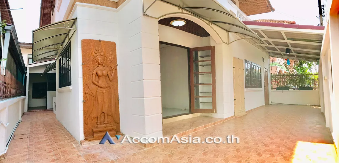  4 Bedrooms  House For Rent & Sale in Sukhumvit, Bangkok  near BTS On Nut (AA30765)