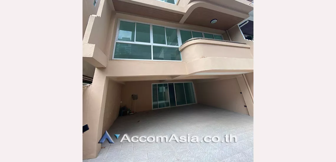 unit 3 Bedrooms  House For Rent & Sale in Sukhumvit, Bangkok  near BTS Asok - MRT Sukhumvit (AA30766)
