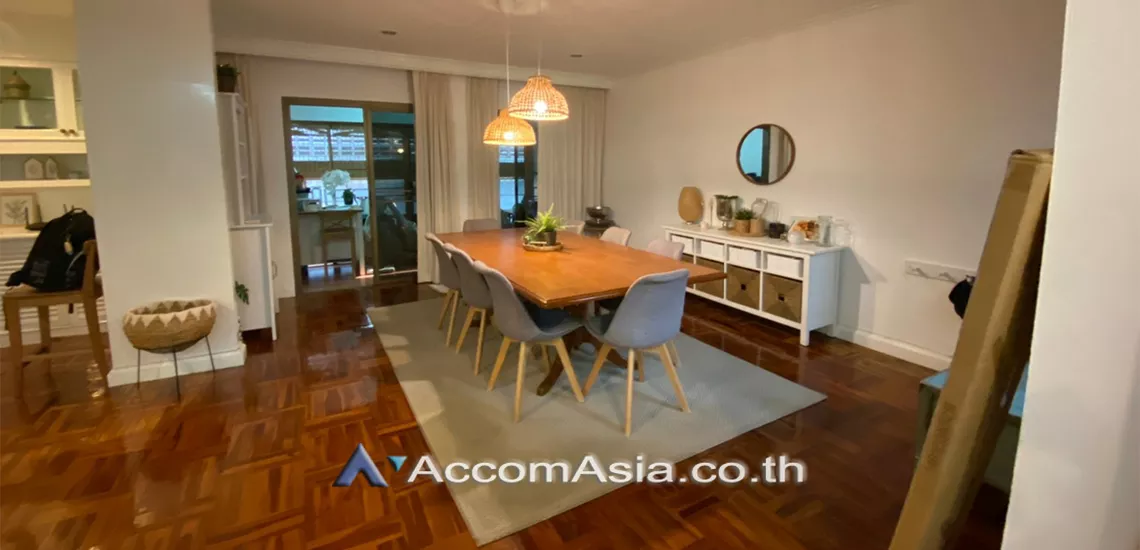  4 Bedrooms  House For Rent in Sukhumvit, Bangkok  near BTS Phrom Phong (AA30775)