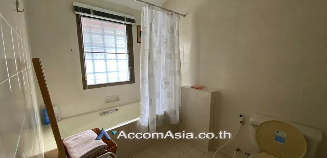 21  4 br House For Rent in Sukhumvit ,Bangkok BTS Phrom Phong at Kid Friendly House Compound AA30775