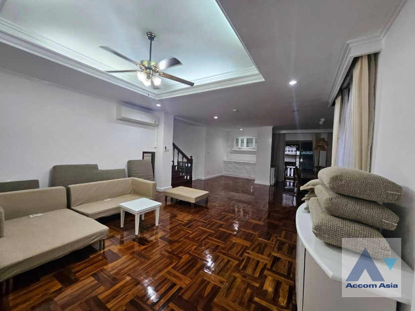 unitModern renovated house with polished floors and airy layout (AA30775)