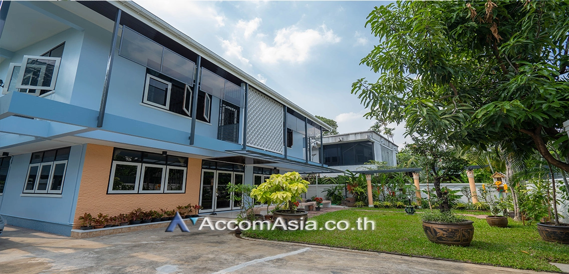 unit 3 Bedrooms  House For Rent & Sale in Sukhumvit, Bangkok  near BTS Phra khanong (AA30826)