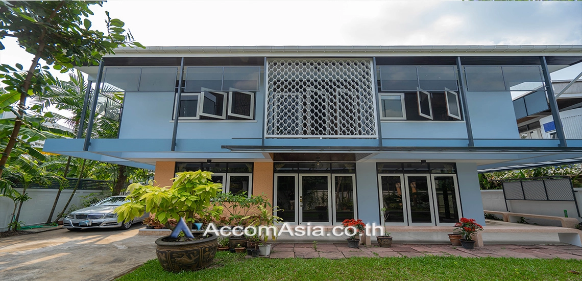 unit 3 Bedrooms  House For Rent & Sale in Sukhumvit, Bangkok  near BTS Phra khanong (AA30826)