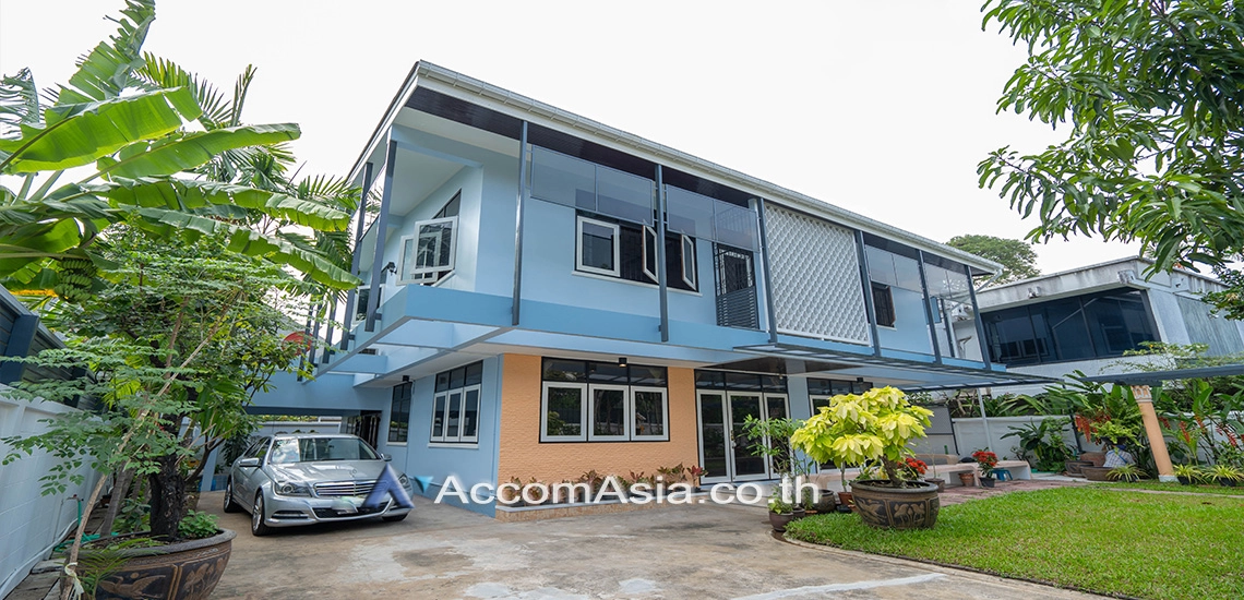  3 Bedrooms  House For Rent in Sukhumvit, Bangkok  near BTS Phra khanong (AA30826)