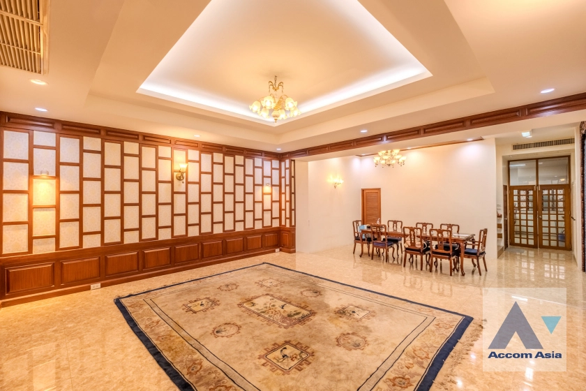  2  5 br Townhouse for rent and sale in Sukhumvit ,Bangkok BTS Ekkamai AA30827