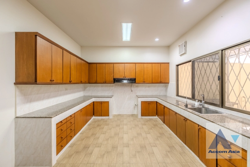  1  5 br Townhouse for rent and sale in Sukhumvit ,Bangkok BTS Ekkamai AA30827