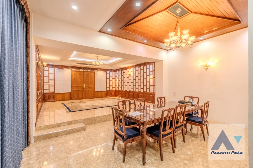 6  5 br Townhouse for rent and sale in Sukhumvit ,Bangkok BTS Ekkamai AA30827