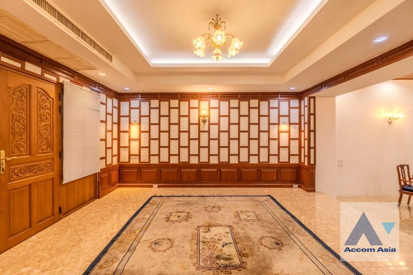 4  5 br Townhouse for rent and sale in Sukhumvit ,Bangkok BTS Ekkamai AA30827