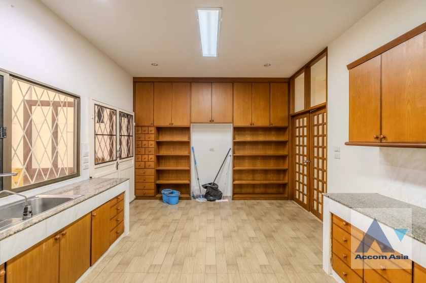 8  5 br Townhouse for rent and sale in Sukhumvit ,Bangkok BTS Ekkamai AA30827