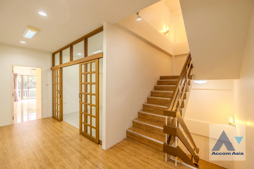 10  5 br Townhouse for rent and sale in Sukhumvit ,Bangkok BTS Ekkamai AA30827