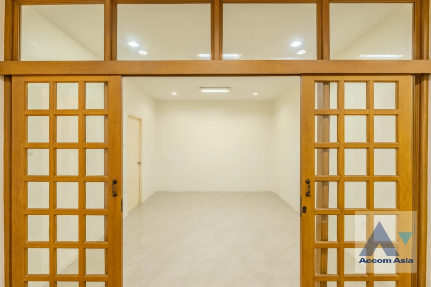 11  5 br Townhouse for rent and sale in Sukhumvit ,Bangkok BTS Ekkamai AA30827