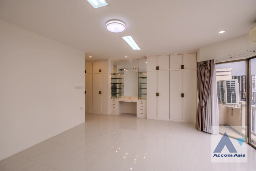 13  5 br Townhouse for rent and sale in Sukhumvit ,Bangkok BTS Ekkamai AA30827