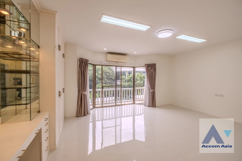 12  5 br Townhouse for rent and sale in Sukhumvit ,Bangkok BTS Ekkamai AA30827