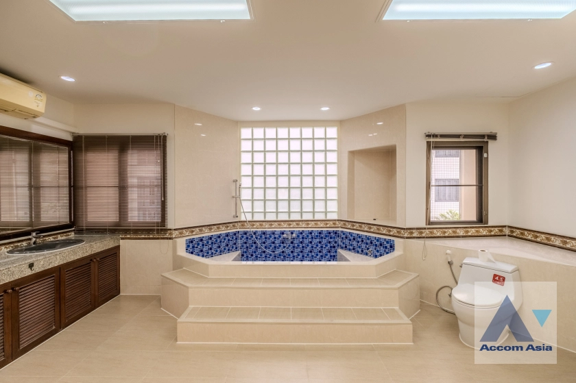 24  5 br Townhouse for rent and sale in Sukhumvit ,Bangkok BTS Ekkamai AA30827