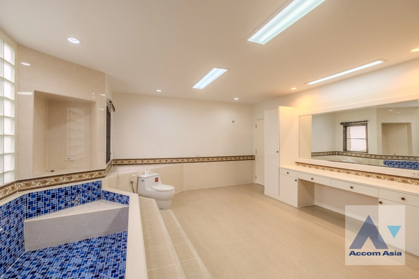 25  5 br Townhouse for rent and sale in Sukhumvit ,Bangkok BTS Ekkamai AA30827