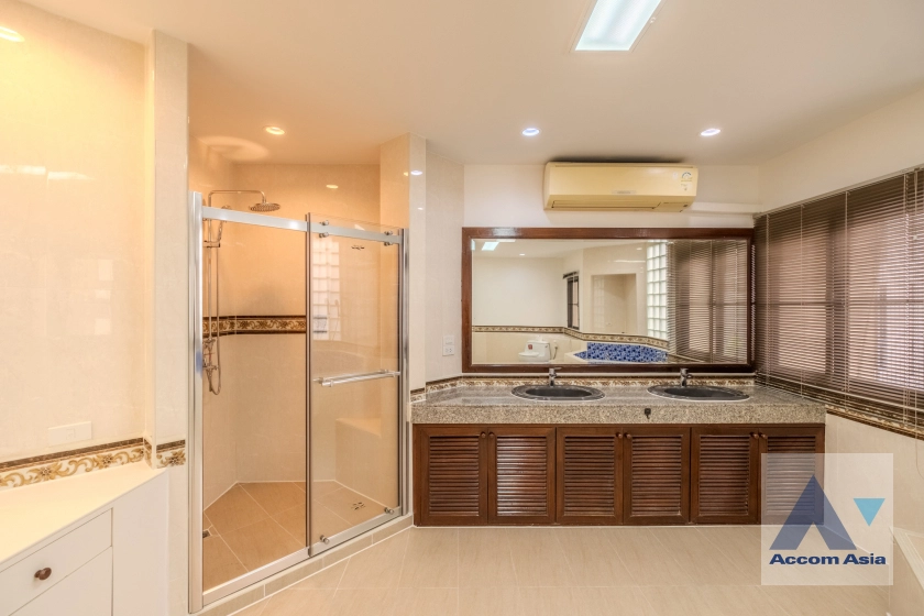 26  5 br Townhouse for rent and sale in Sukhumvit ,Bangkok BTS Ekkamai AA30827