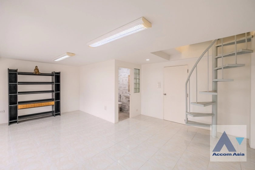 32  5 br Townhouse for rent and sale in Sukhumvit ,Bangkok BTS Ekkamai AA30827