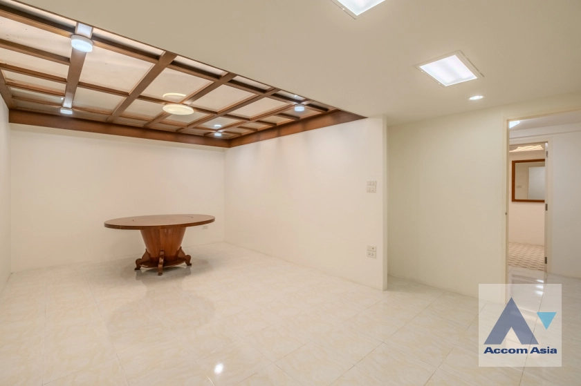 30  5 br Townhouse for rent and sale in Sukhumvit ,Bangkok BTS Ekkamai AA30827