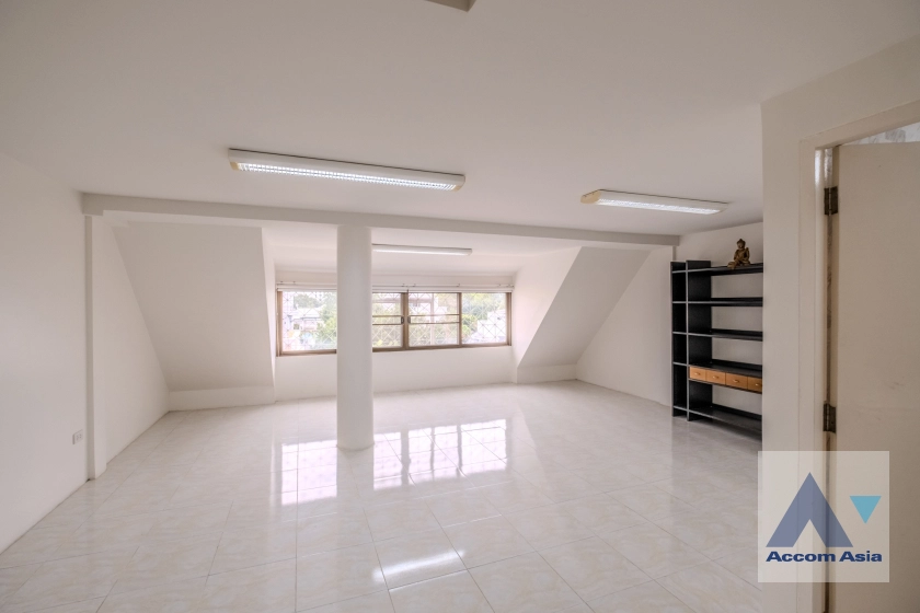 31  5 br Townhouse for rent and sale in Sukhumvit ,Bangkok BTS Ekkamai AA30827