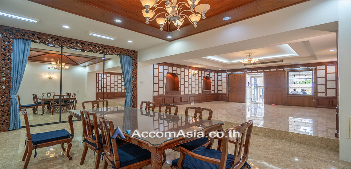  5 Bedrooms  Townhouse For Rent in sukhumvit ,BangkokBTS-Ekkamai- AA30827