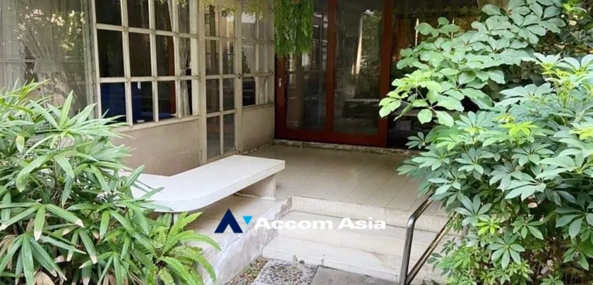 unit 3 Bedrooms  House For Sale in Sukhumvit, Bangkok  near BTS Asok - MRT Sukhumvit (AA30880)