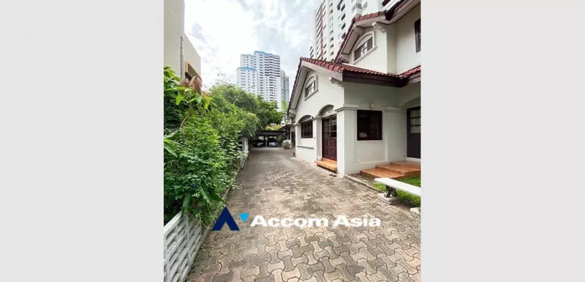  3 Bedrooms  House For Sale in Sukhumvit, Bangkok  near BTS Asok - MRT Sukhumvit (AA30880)