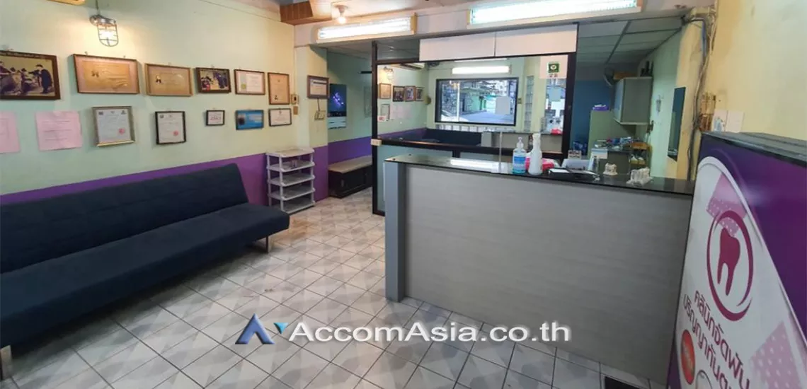  5 Bedrooms  Building For Sale in Phaholyothin, Bangkok  (AA30927)