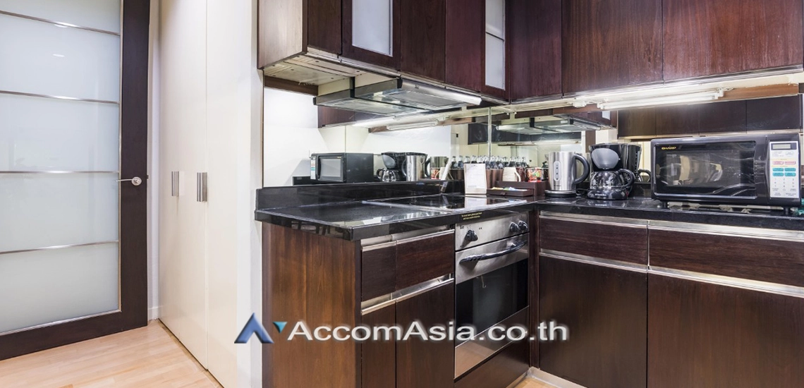  3 Bedrooms  Apartment For Rent in Sukhumvit, Bangkok  near BTS Phrom Phong (AA30935)
