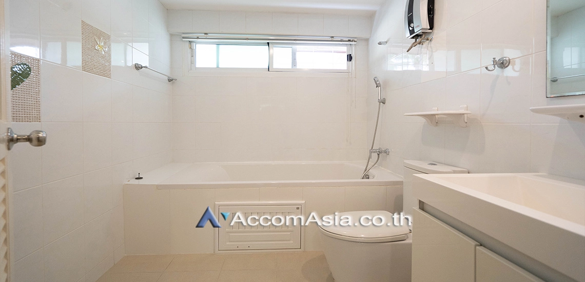 10  3 br House For Rent in Sukhumvit ,Bangkok BTS Thong Lo at Ekkamai Cozy House with swimming pool AA30960