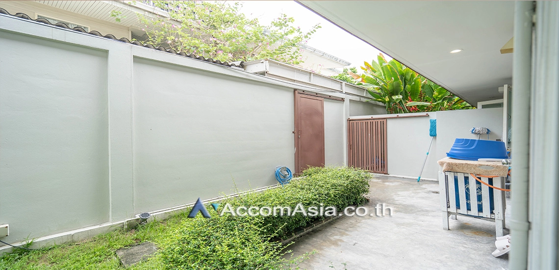 8  3 br House For Rent in Sukhumvit ,Bangkok BTS Thong Lo at Ekkamai Cozy House with swimming pool AA30960