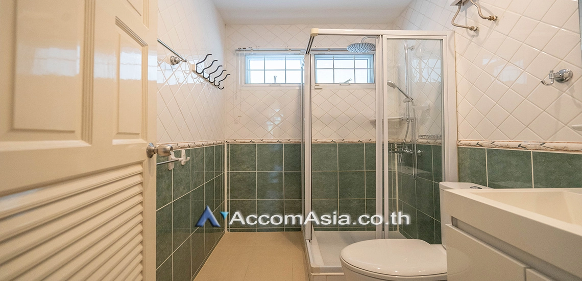 11  3 br House For Rent in Sukhumvit ,Bangkok BTS Thong Lo at Ekkamai Cozy House with swimming pool AA30960