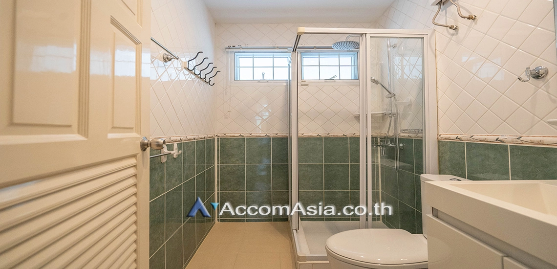 11  3 br House for rent and sale in Sukhumvit ,Bangkok BTS Ekkamai at Ekkamai Cozy House with swimming pool AA30960