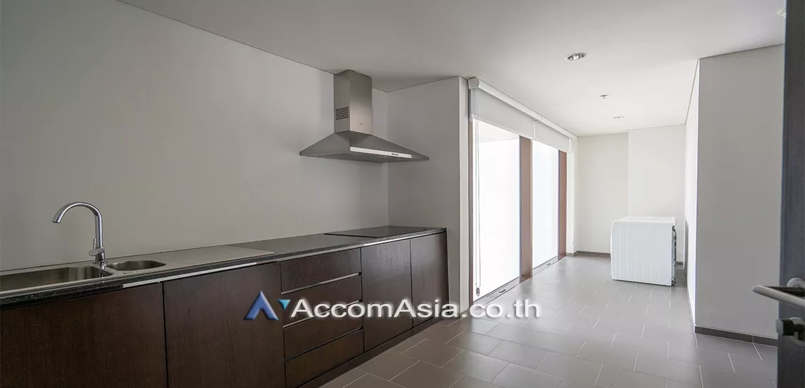 unit 2 Bedrooms  Condominium For Rent in Ploenchit, Bangkok  near BTS Ratchadamri (AA30965)
