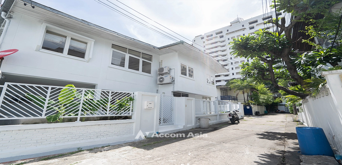  2  5 br House For Rent in ploenchit ,Bangkok BTS Ploenchit AA30969