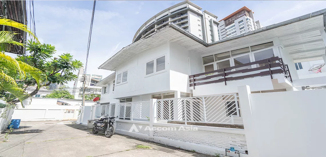 Pet friendly |  5 Bedrooms  House For Rent in Ploenchit, Bangkok  near BTS Ploenchit (AA30969)