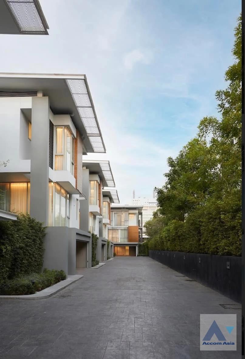 11  3 br House for rent and sale in Ratchadaphisek ,Bangkok MRT Phetchaburi at Modern Executive Houses Compound AA31001