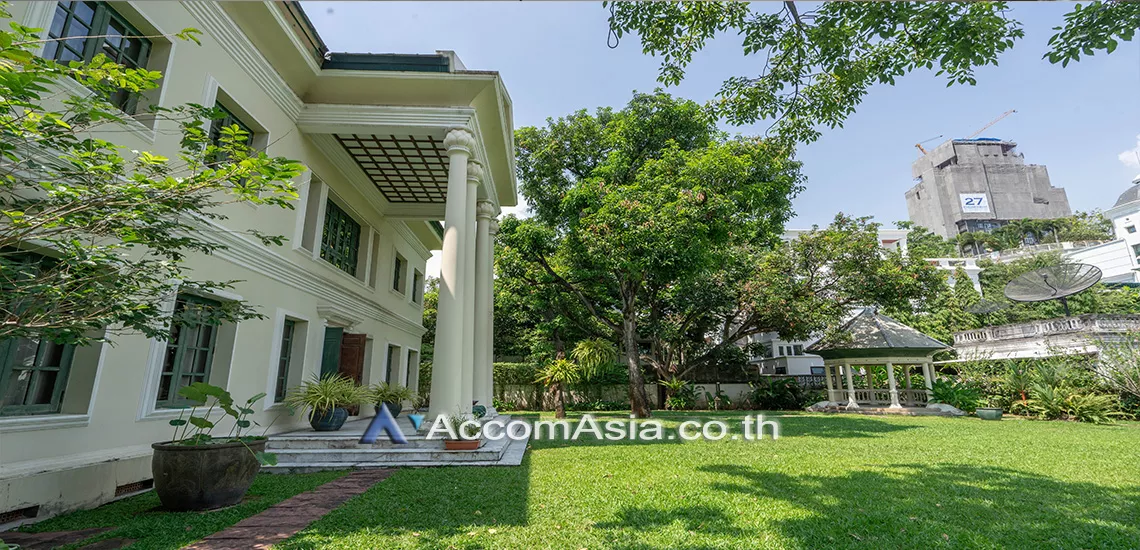  3 Bedrooms  House For Rent in Sukhumvit, Bangkok  near BTS Ekkamai (AA31010)