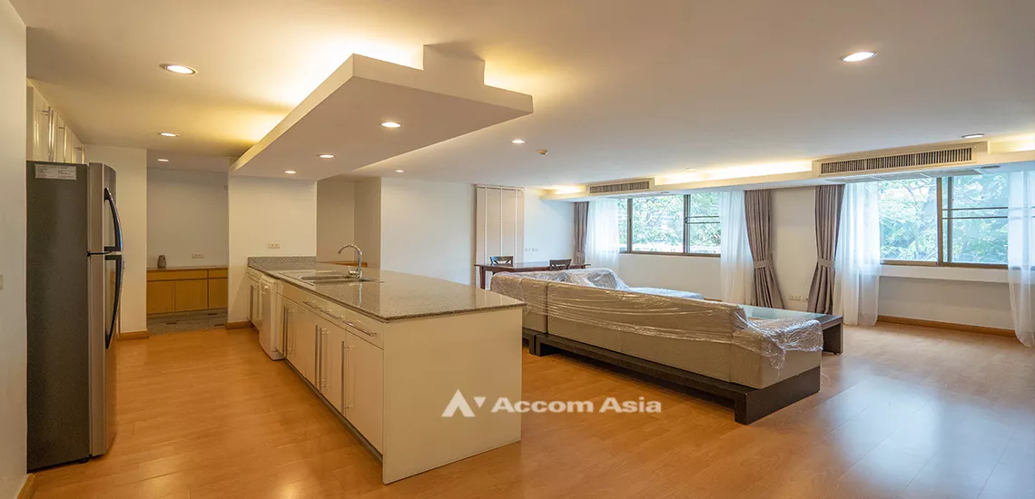  2 Bedrooms  Apartment For Rent in Ploenchit, Bangkok  near BTS Ratchadamri (AA31014)